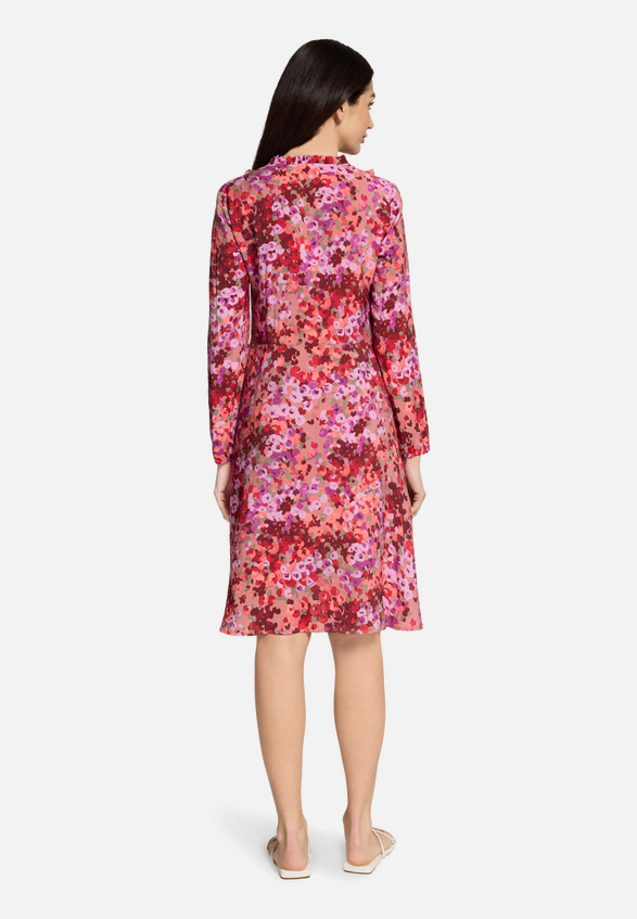 Volantkleid mit Rüschen / Modellfoto Rückseite