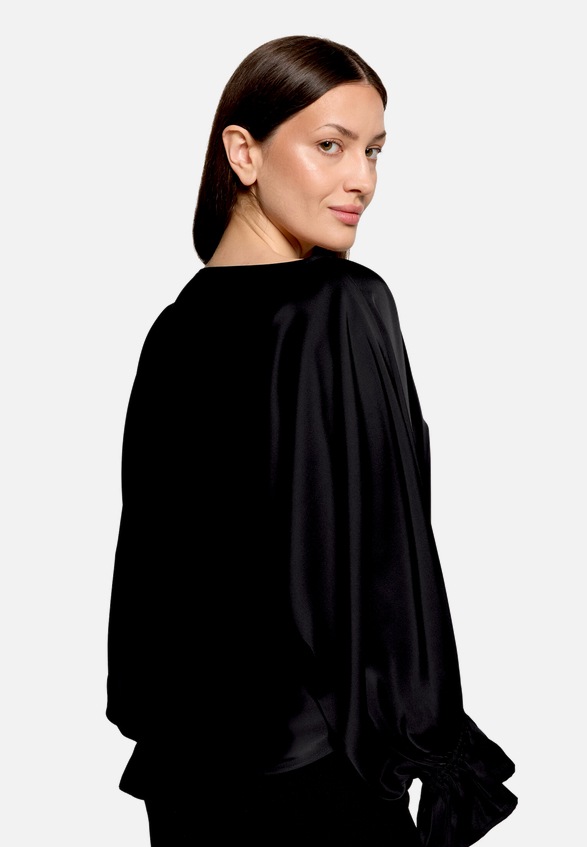 Satin-Bluse mit Fledermausärmeln / Detailbild