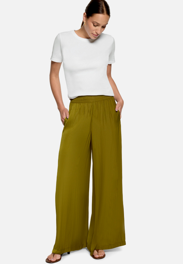 Basic-T-Shirt mit Rundhalsausschnitt  / Modellfoto Vorderseite (Outfit)