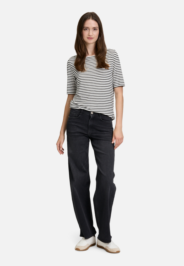 Streifenshirt mit U-Boot-Ausschnitt / Modellfoto Vorderseite (Outfit)