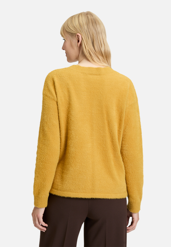 Strickpullover mit V-Ausschnitt / Modellfoto Rückseite