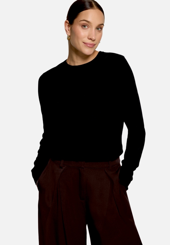 Basic-Pullover  mit Rundhalsausschnitt  / Modellfoto Vorderseite