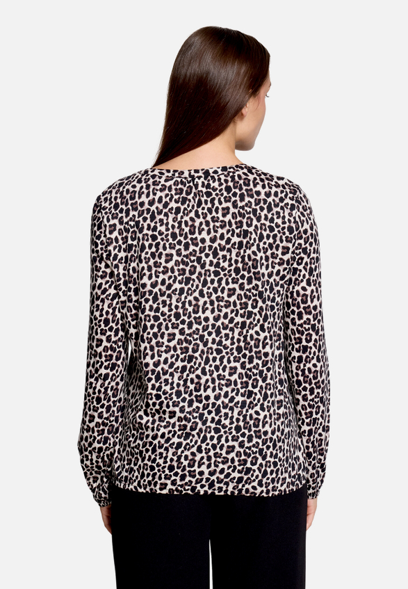Leo-Bluse  mit V-Ausschnitt  / Modellfoto Rückseite