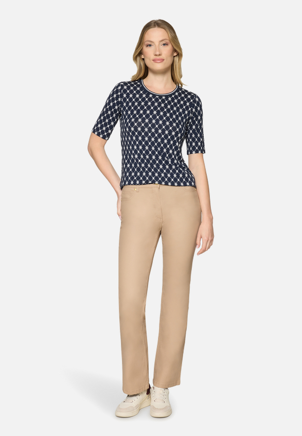 Basic Shirt mit Rippbündchen / Modellfoto Vorderseite (Outfit)