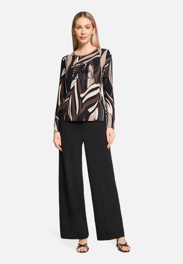 Basic Shirt mit Rippbündchen / Modellfoto Vorderseite (Outfit)