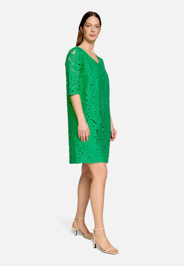 Spitzenkleid mit V-Ausschnitt / Modellfoto Vorderseite (Outfit)