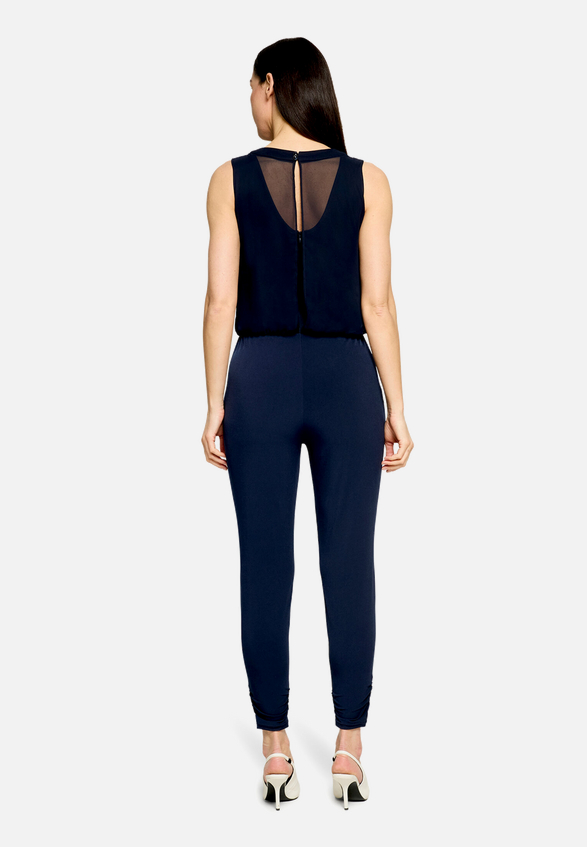 Jumpsuit mit Cut-Outs / Modellfoto Rückseite