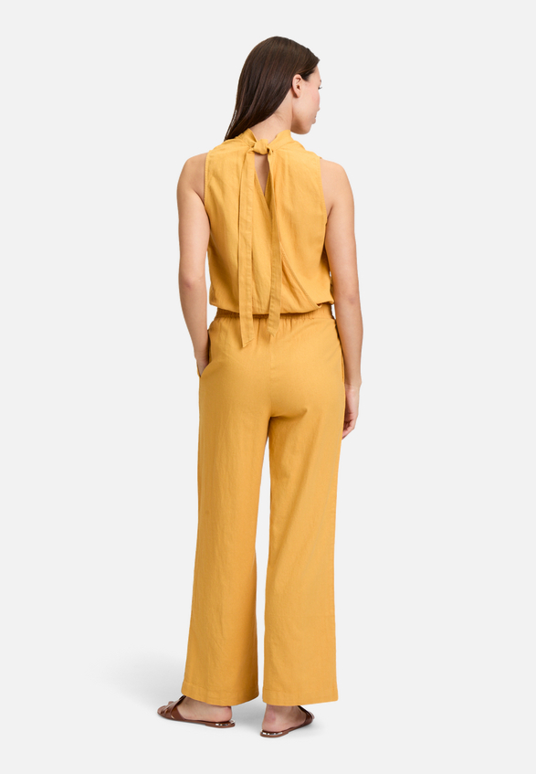 Jumpsuit mit hohem Kragen / Modellfoto Rückseite