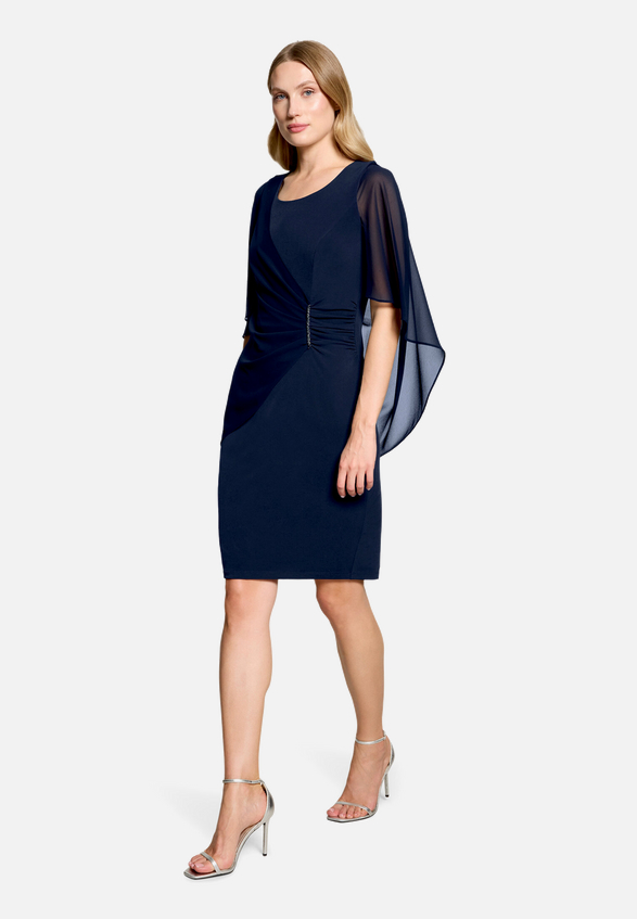 Cocktailkleid mit Raffung / Modellfoto Vorderseite (Outfit)