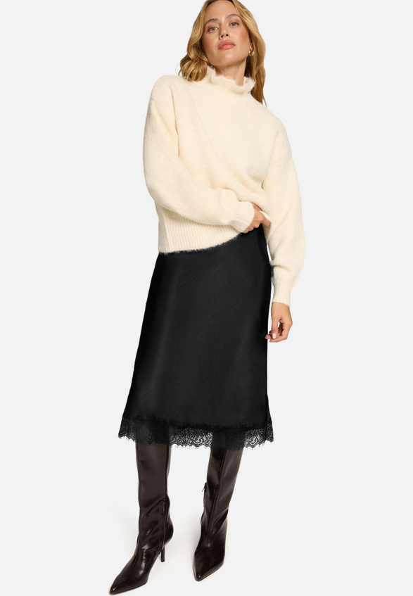 Satinrock mit Spitze / Modellfoto Vorderseite (Outfit)