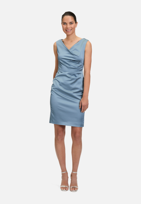 Etuikleid mit Raffung / Modellfoto Vorderseite (Outfit)