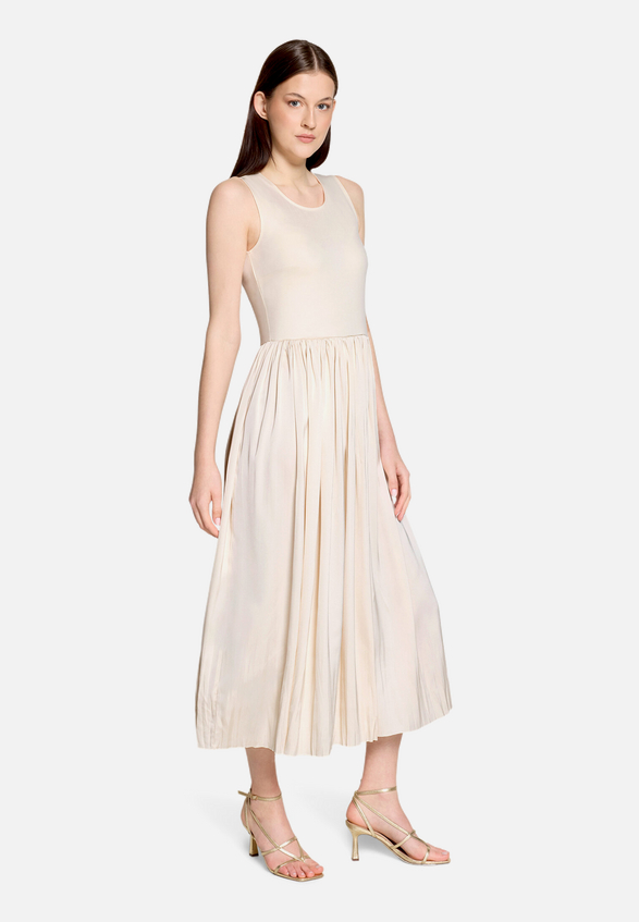 Basic-Kleid mit Plissee / Modellfoto Vorderseite (Outfit)