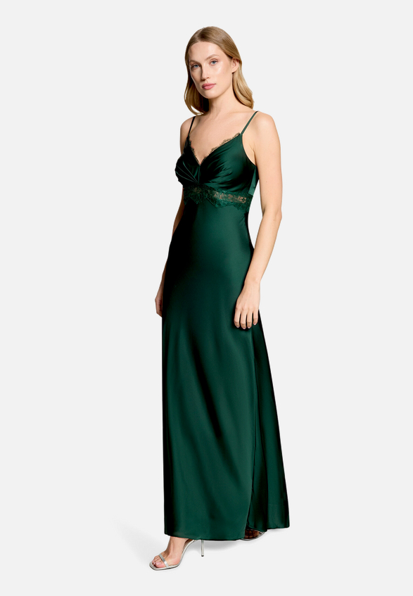 Abendkleid schmal geschnitten / Modellfoto Vorderseite (Outfit)