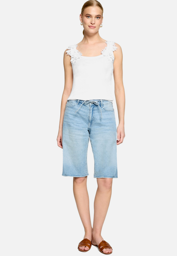 Top  mit floraler Spitze  / Modellfoto Vorderseite (Outfit)