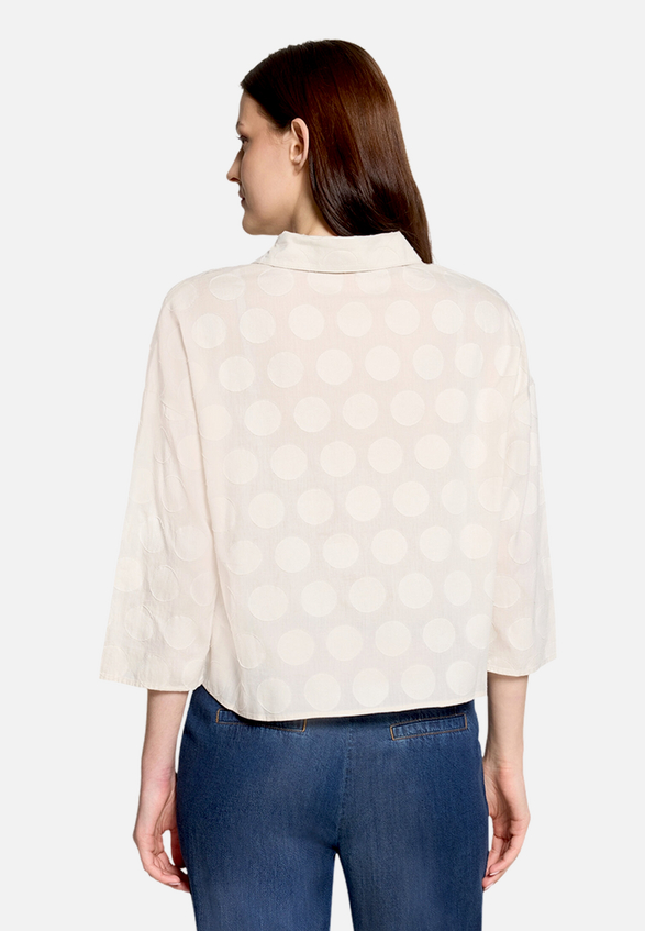 Oversize-Bluse mit Kragen / Modellfoto Rückseite
