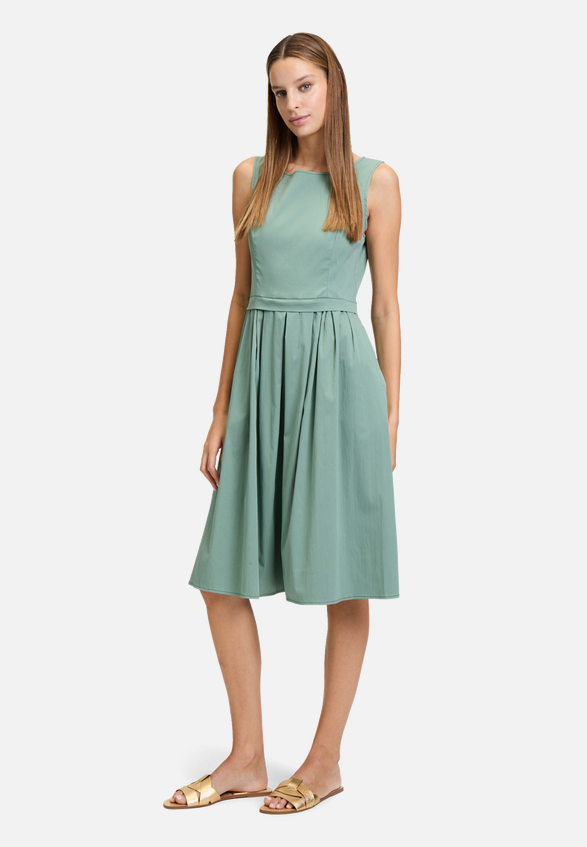 Sommerkleid tailliert / Modellfoto Vorderseite (Outfit)