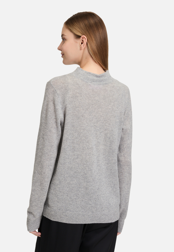 Kaschmir-Pullover mit Stehkragen / Modellfoto Rückseite