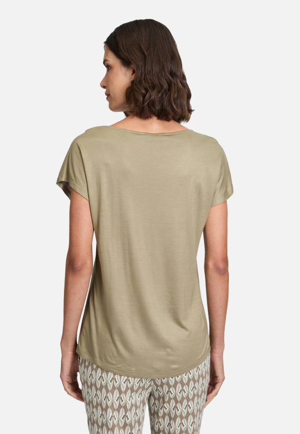 Basic Shirt mit V-Ausschnitt / Modellfoto Rückseite