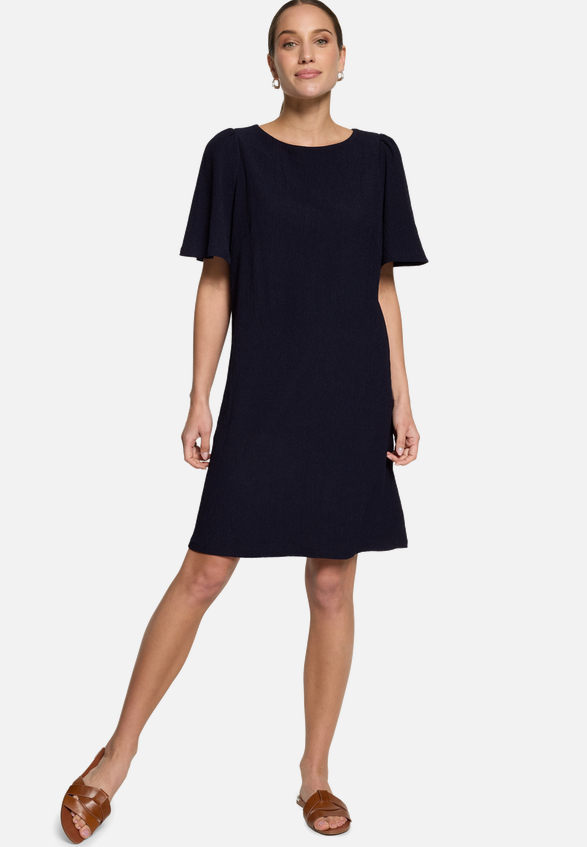 T-Shirt- Kleid  mit Rundhalsausschnitt  / Modellfoto Vorderseite (Outfit)