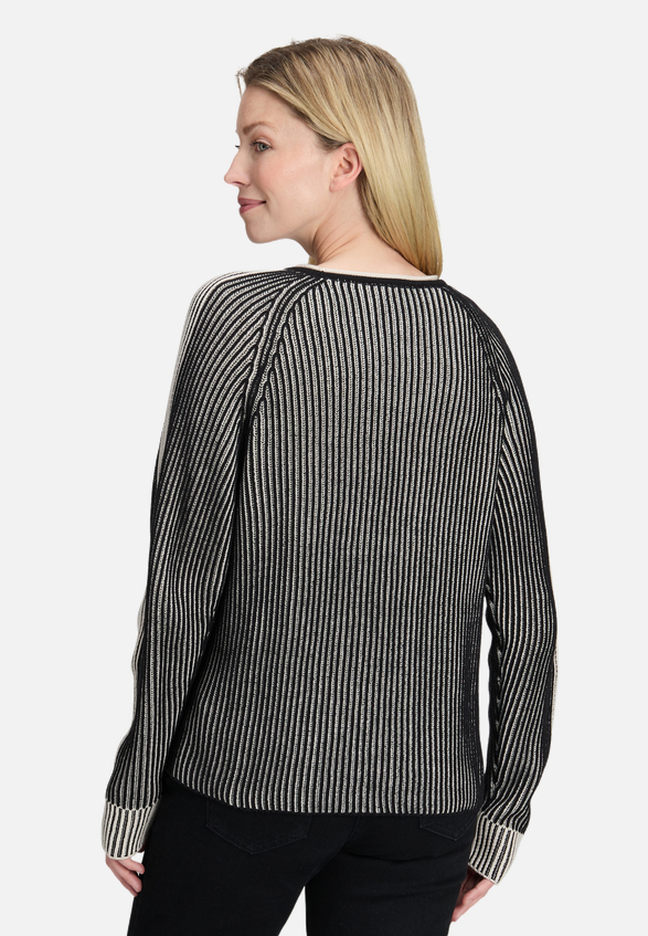 Grobstrick-Pullover mit Rippenstruktur / Modellfoto Rückseite