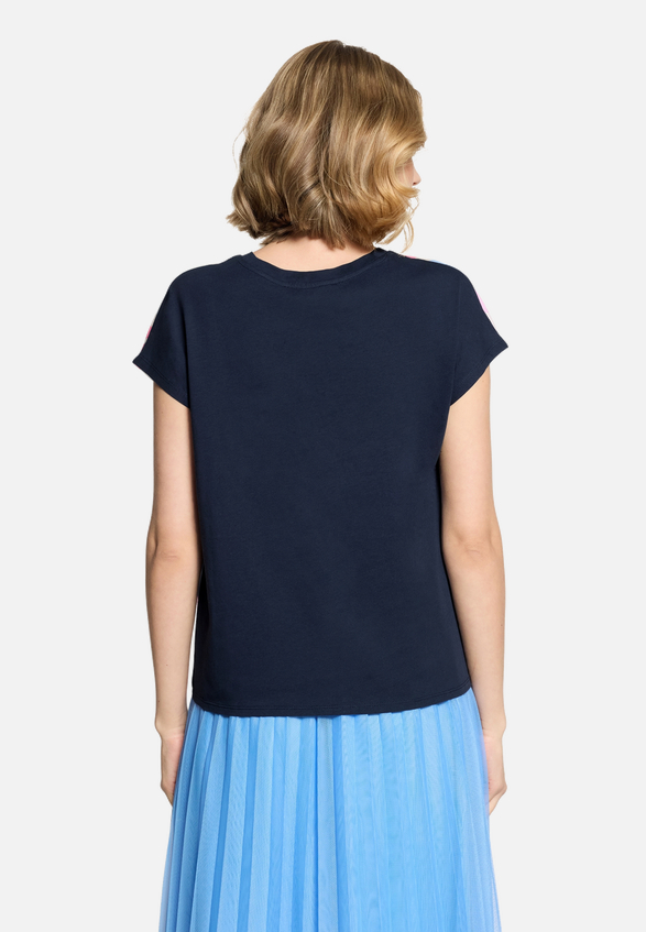 Patchwork-Shirt mit Raffung / Modellfoto Rückseite
