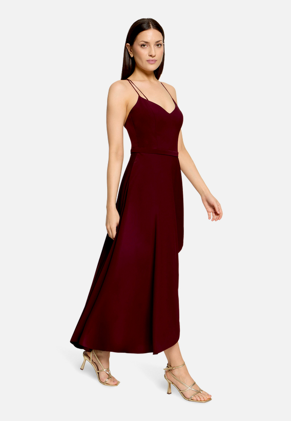 Abendkleid mit Volant / Modellfoto Vorderseite (Outfit)