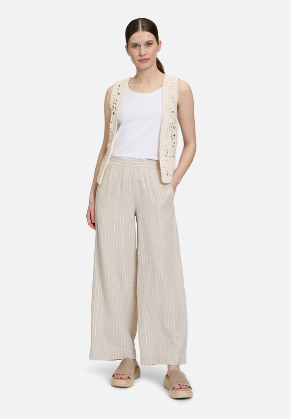 Sommerweste mit V-Ausschnitt / Modellfoto Vorderseite (Outfit)