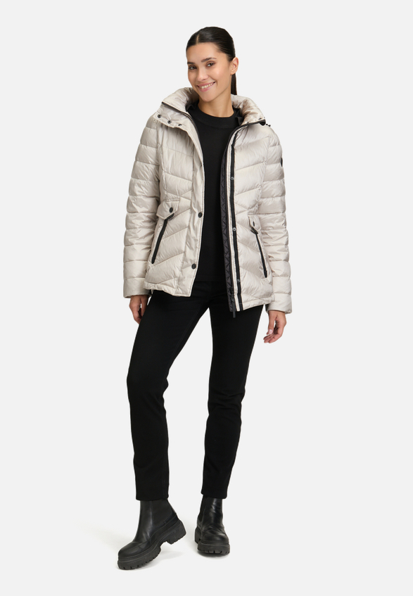 Steppjacke mit abnehmbarer Kapuze / Modellfoto Vorderseite (Outfit)