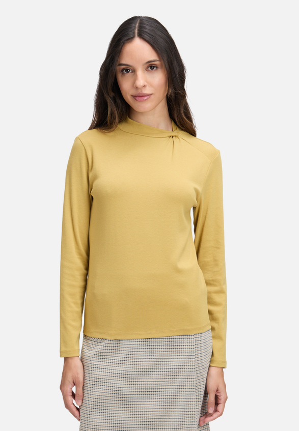 Langarm-Shirt mit Kragen / Modellfoto Vorderseite