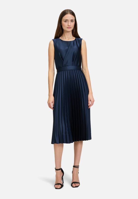 Chiffonkleid mit Plissee / Modellfoto Vorderseite