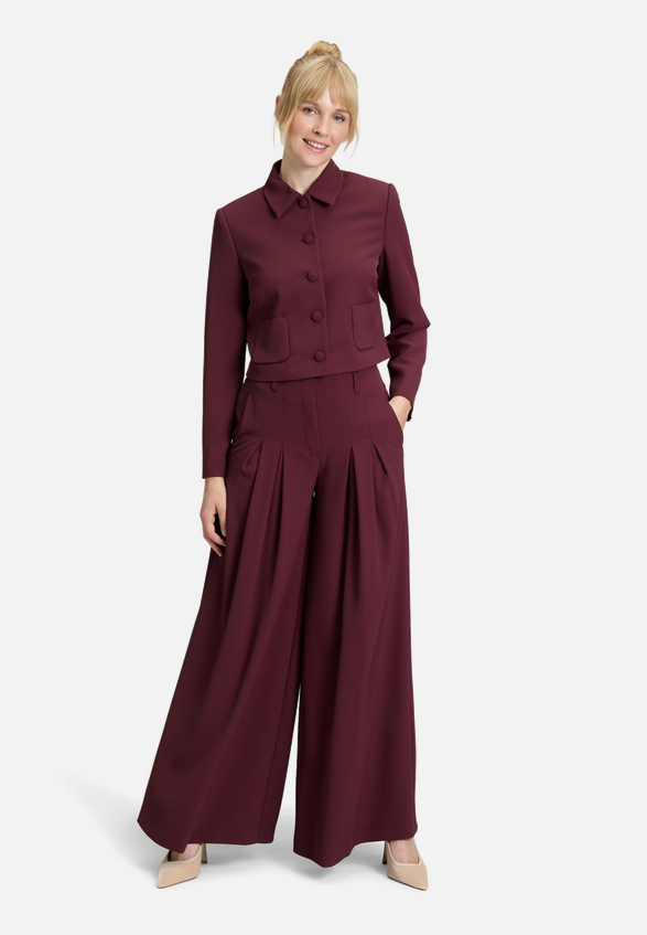 Anzughose mit Bundfalten / Modellfoto Vorderseite (Outfit)