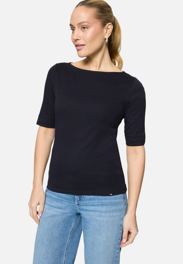 Basic Shirt  mit U-Boot-Ausschnitt / Modellfoto Vorderseite