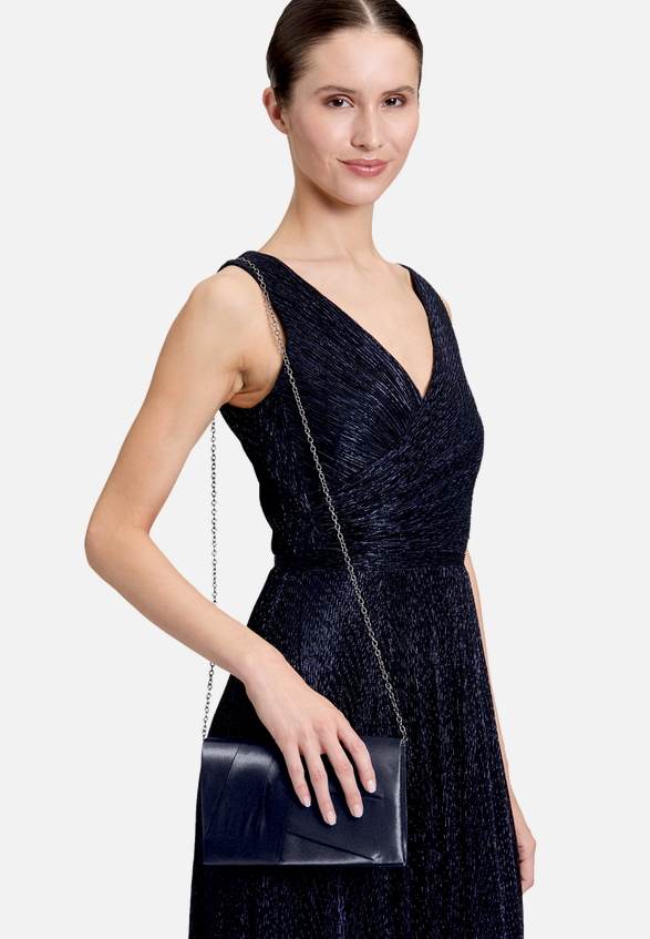 Clutch-Tasche unifarben / Modellfoto Vorderseite (Outfit)
