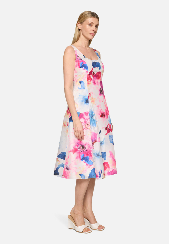 Cocktailkleid mit Kellerfalten / Modellfoto Vorderseite (Outfit)