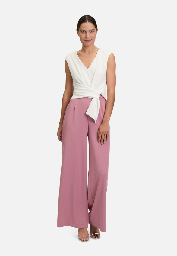 Jumpsuit mit weitem Bein / Modellfoto Vorderseite
