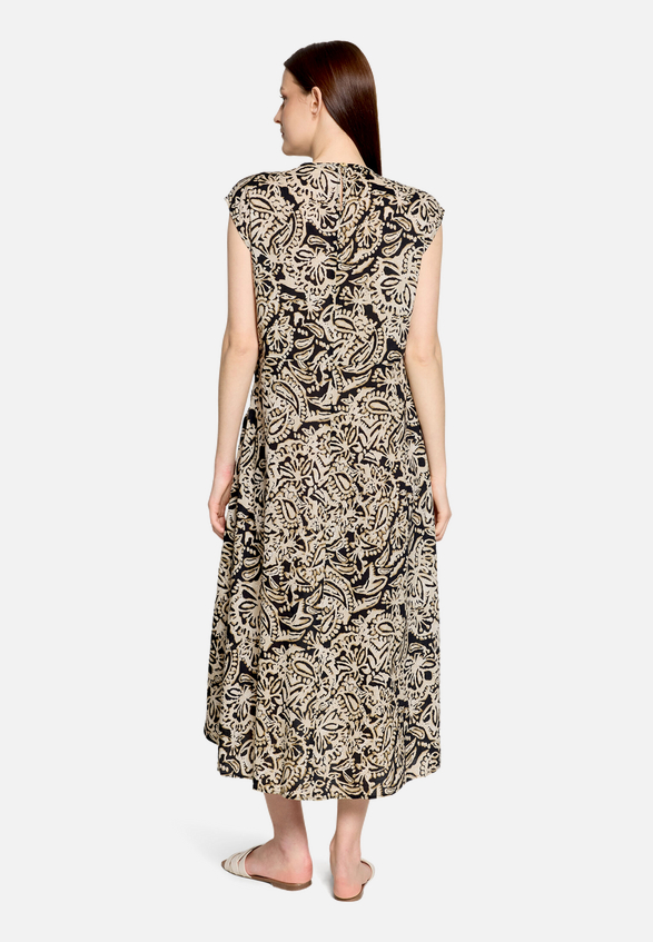 Midikleid mit Muster / Modellfoto Rückseite