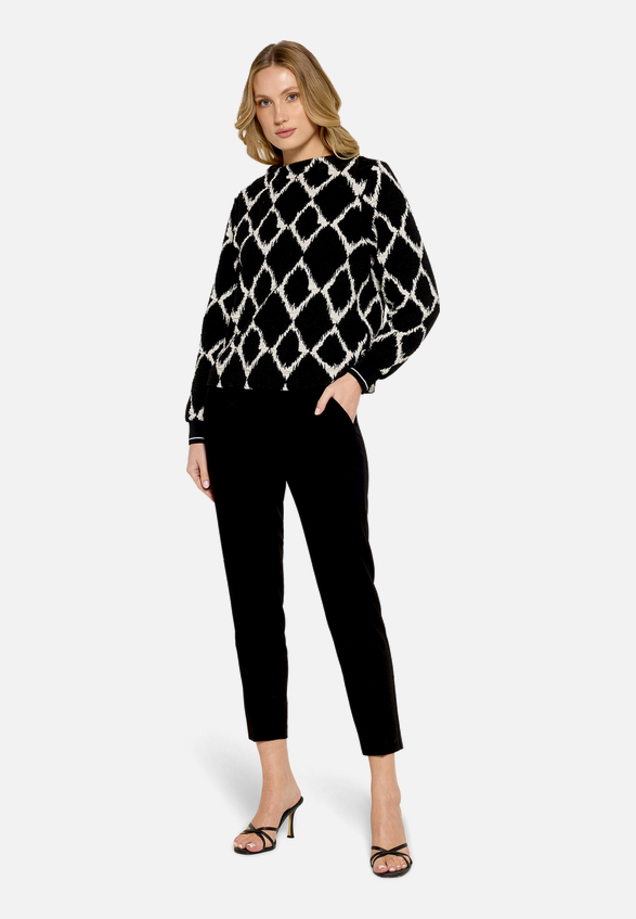 Sweatshirt mit Rippbündchen / Modellfoto Vorderseite (Outfit)