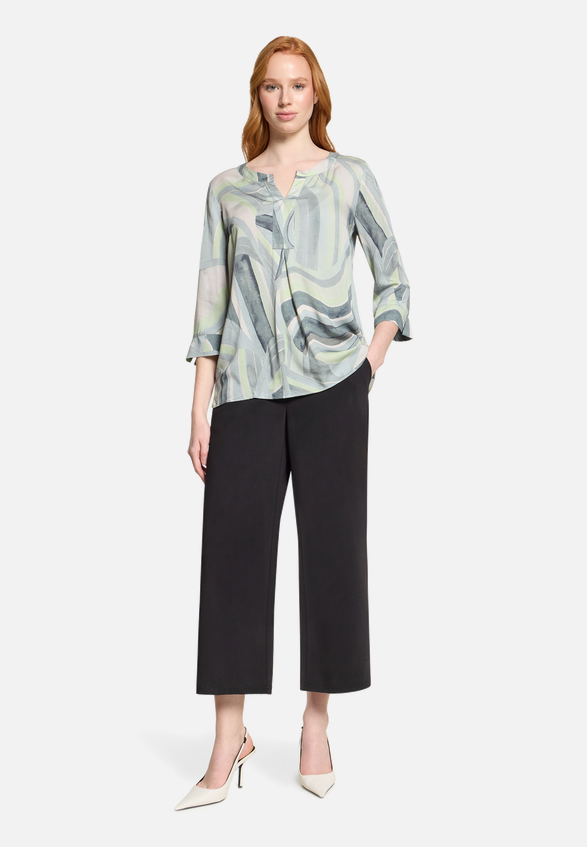 Schlupfbluse mit Muster / Modellfoto Vorderseite (Outfit)
