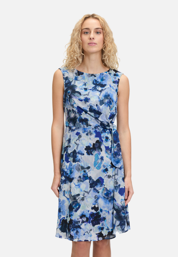 Cocktailkleid mit Bindegürtel / Modellfoto Vorderseite
