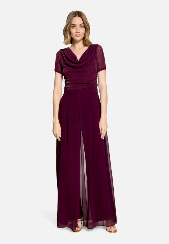 Jumpsuit mit Wasserfallausschnitt / Modellfoto Vorderseite