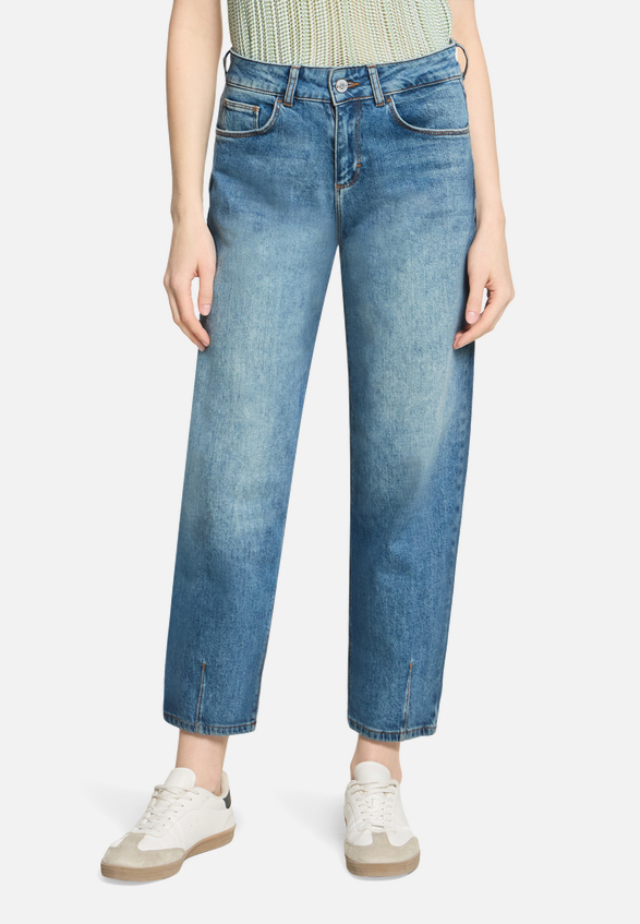 Used Look-Jeans mit Waschung / Modellfoto Vorderseite