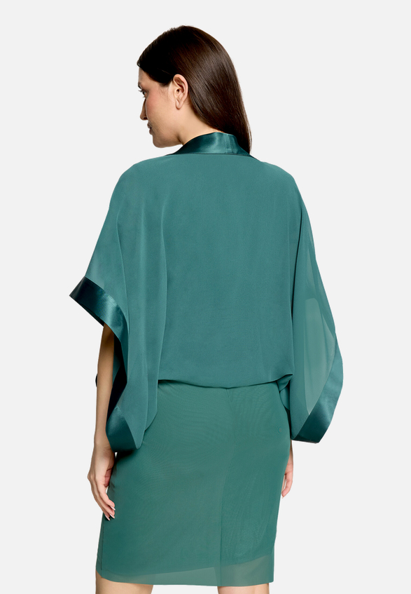 Chiffonstola mit 3/4 Arm / Modellfoto Rückseite