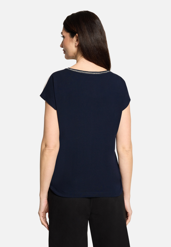 Patchwork-Shirt mit Print / Modellfoto Rückseite