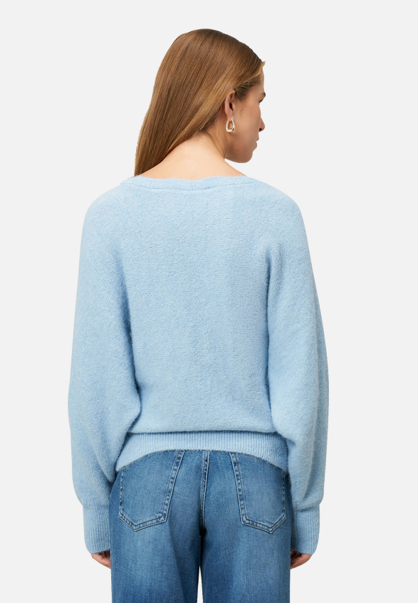 Strickpullover mit U-Boot Ausschnitt / Modellfoto Rückseite