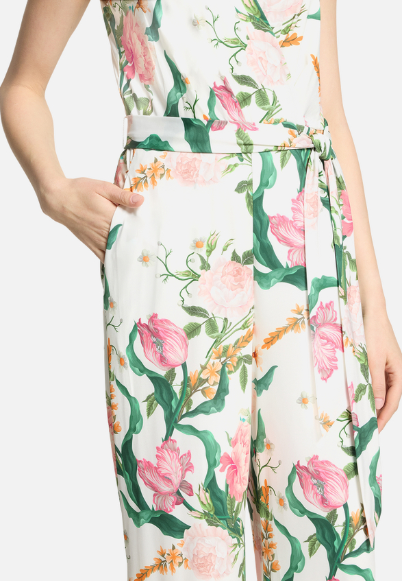 Jumpsuit mit Bindegürtel / Detailbild