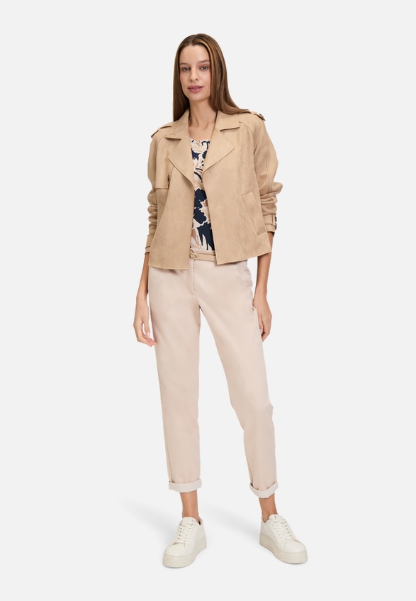 Trenchcoat kurz aus Velours-Stoff / Modellfoto Vorderseite (Outfit)
