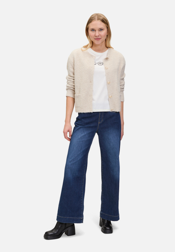 Strick-Cardigan mit Knopfleiste / Modellfoto Vorderseite (Outfit)