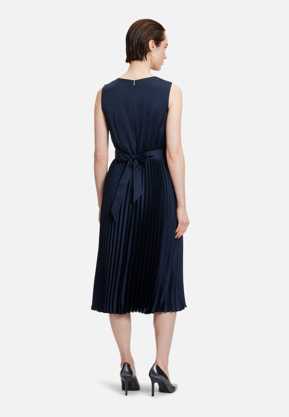 Chiffonkleid mit Plissee / Modellfoto Rückseite