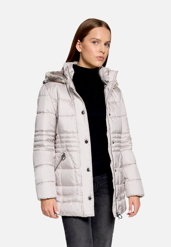 Outdoorjacke mit abnehmbarer Kapuze / Modellfoto Vorderseite