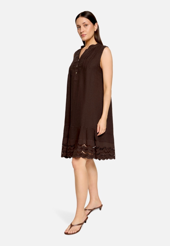 Casual-Kleid mit Stickerei / Modellfoto Vorderseite (Outfit)